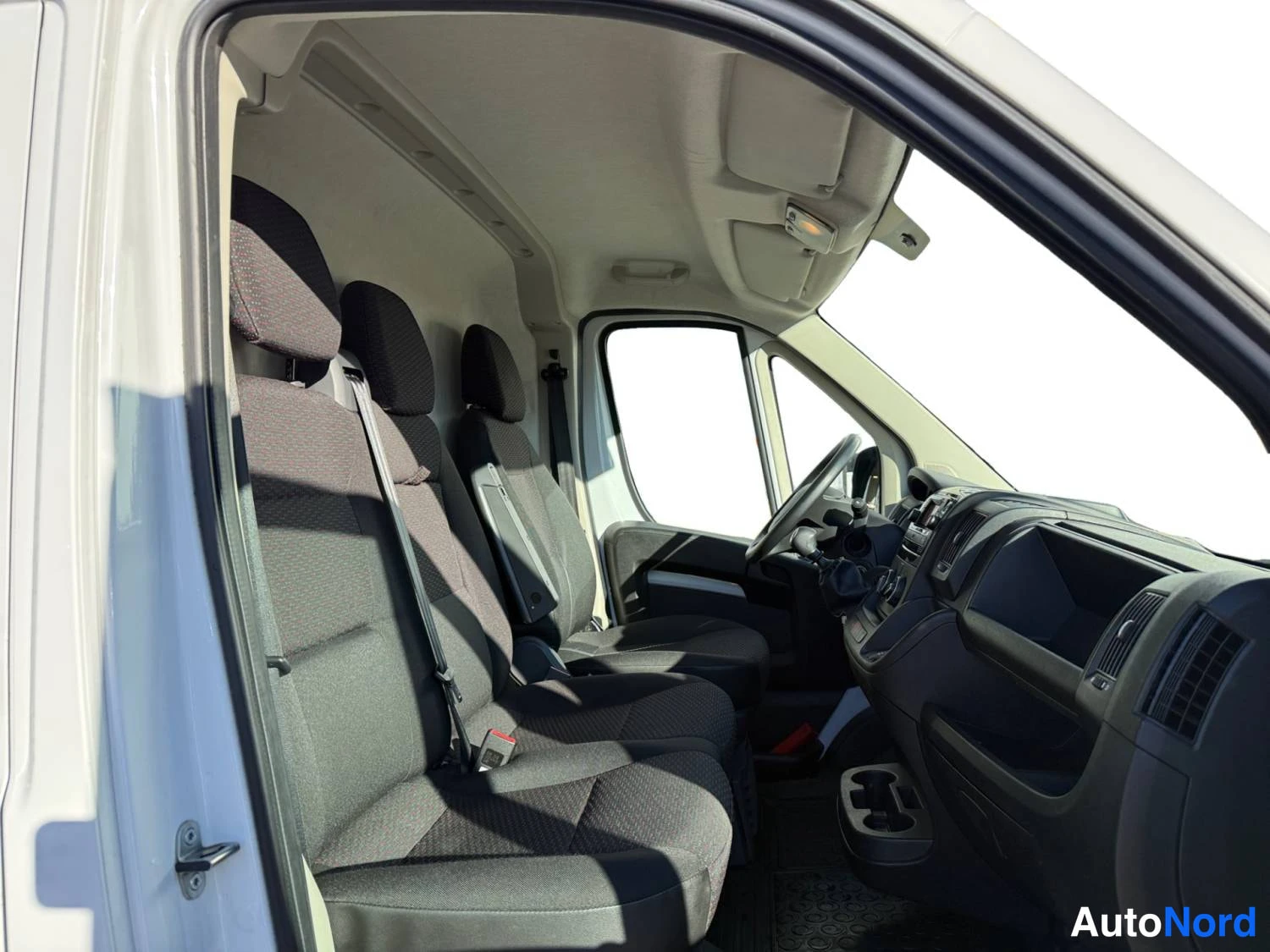 Valkoinen Peugeot Boxer 2023, etuistuimet, kuva 11