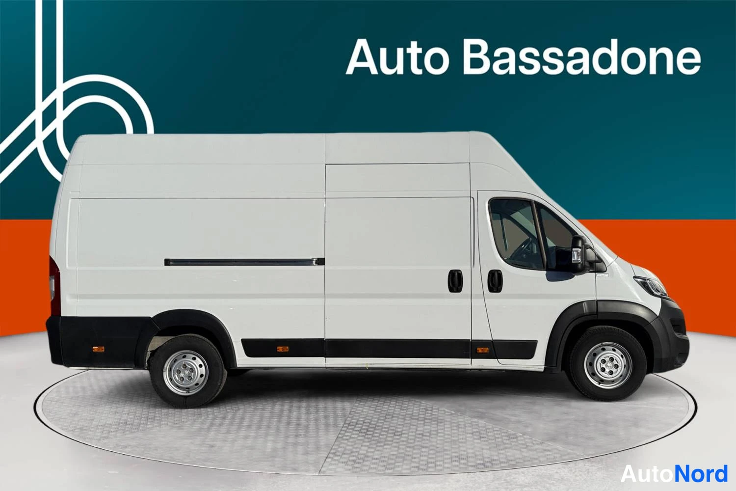 Valkoinen Peugeot Boxer 2023, sivulta, kuva 5