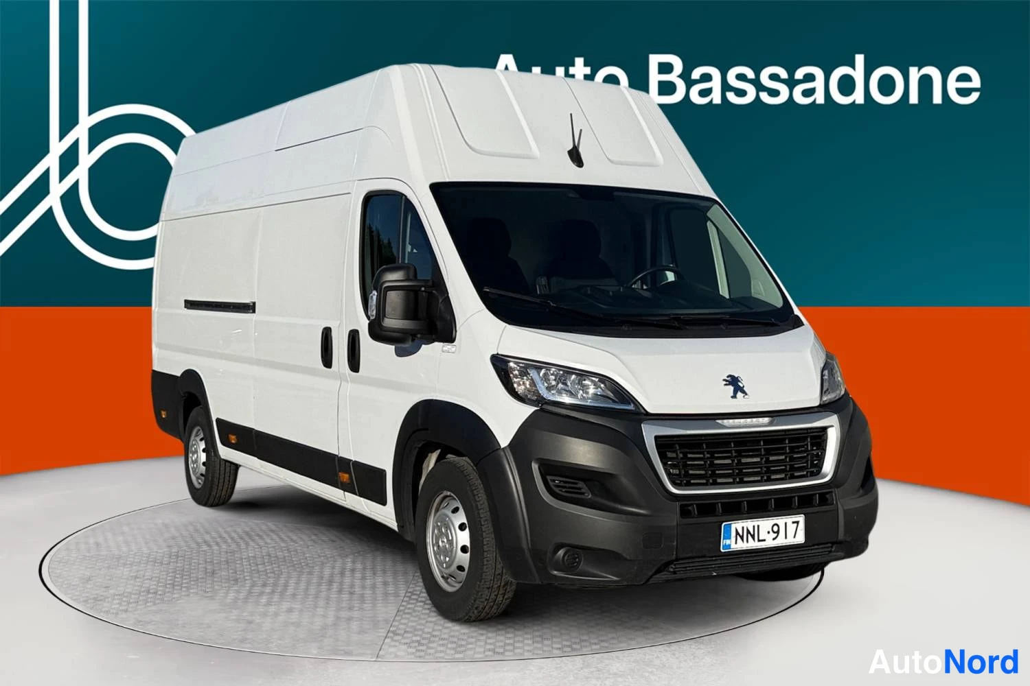 Valkoinen Peugeot Boxer 2023, etuviisto, keula oikealle, kuva 3