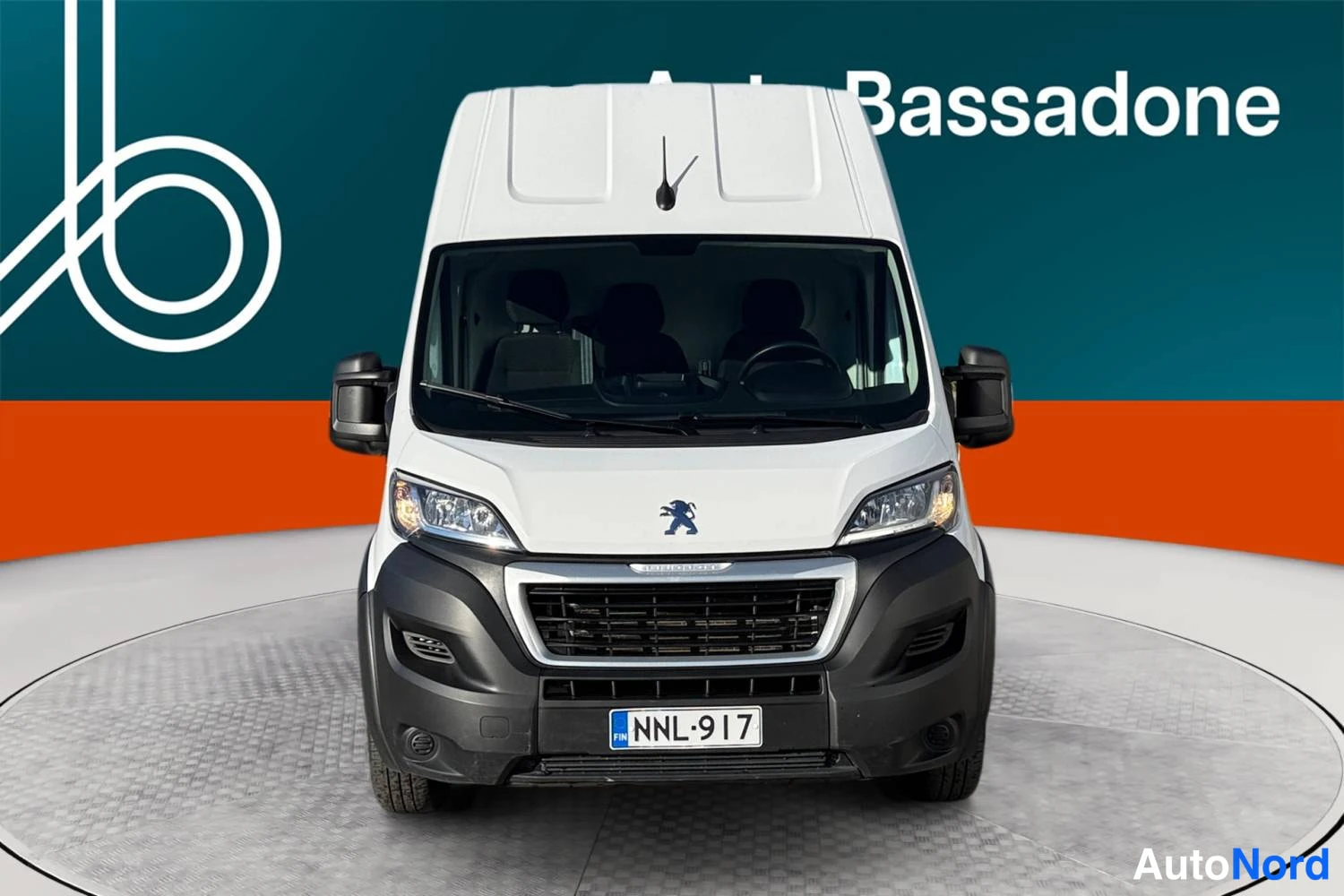 Valkoinen Peugeot Boxer 2023, edestä, kuva 4