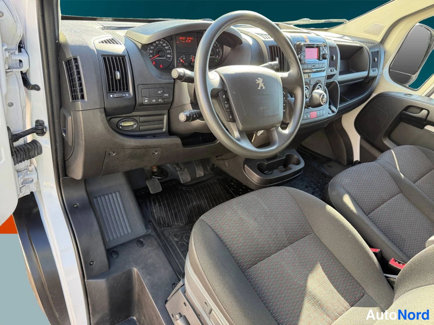 Valkoinen Peugeot Boxer 2023, ohjaamo, kuva 9