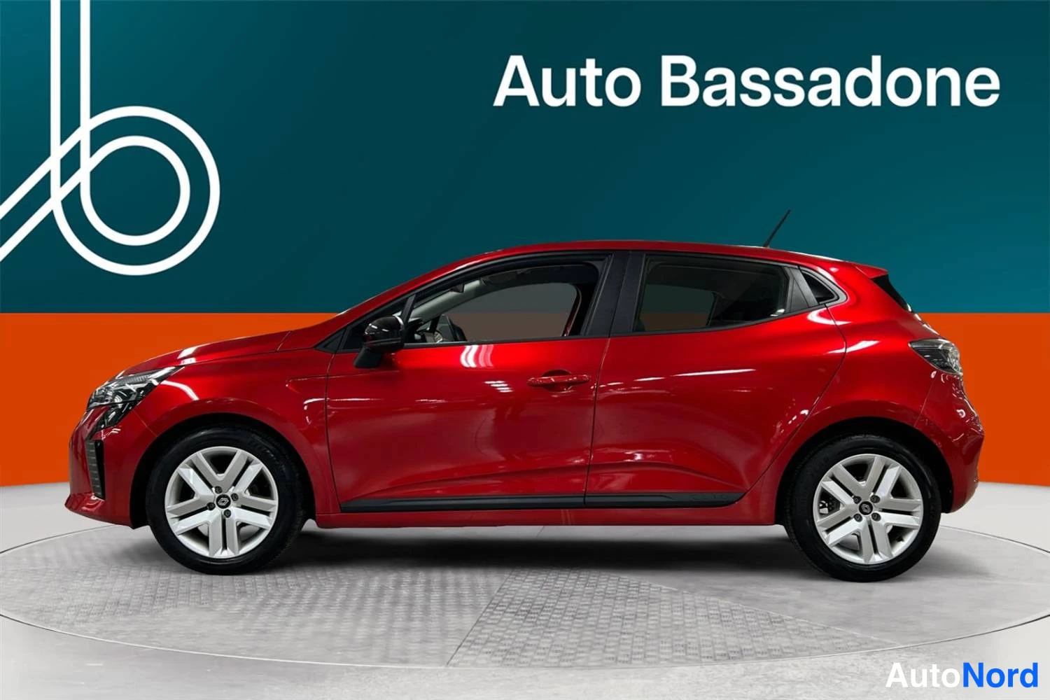 Punainen Renault Clio 2024, sivulta, kuva 4