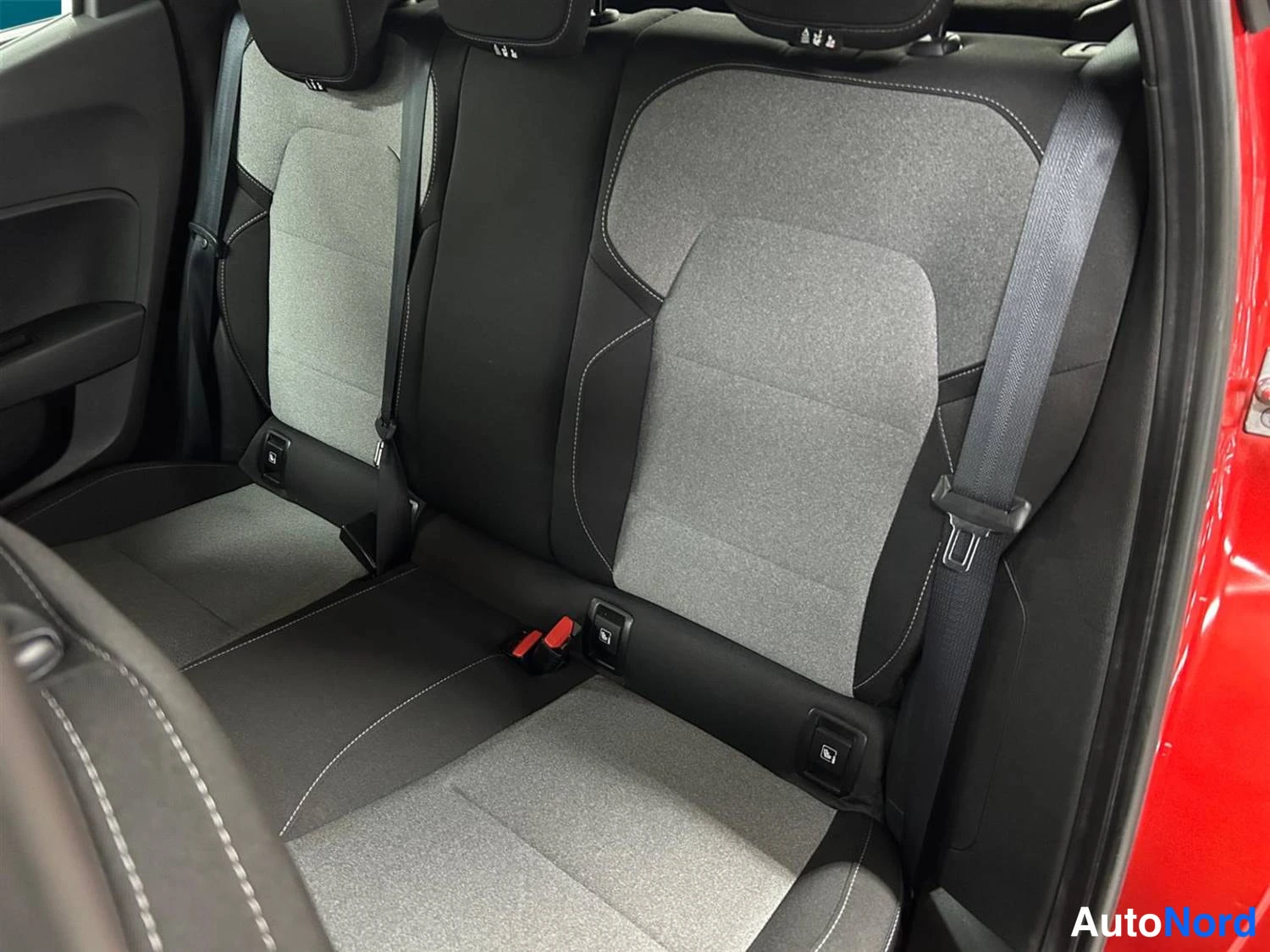 Punainen Renault Clio 2024, takaistuimet, kuva 12