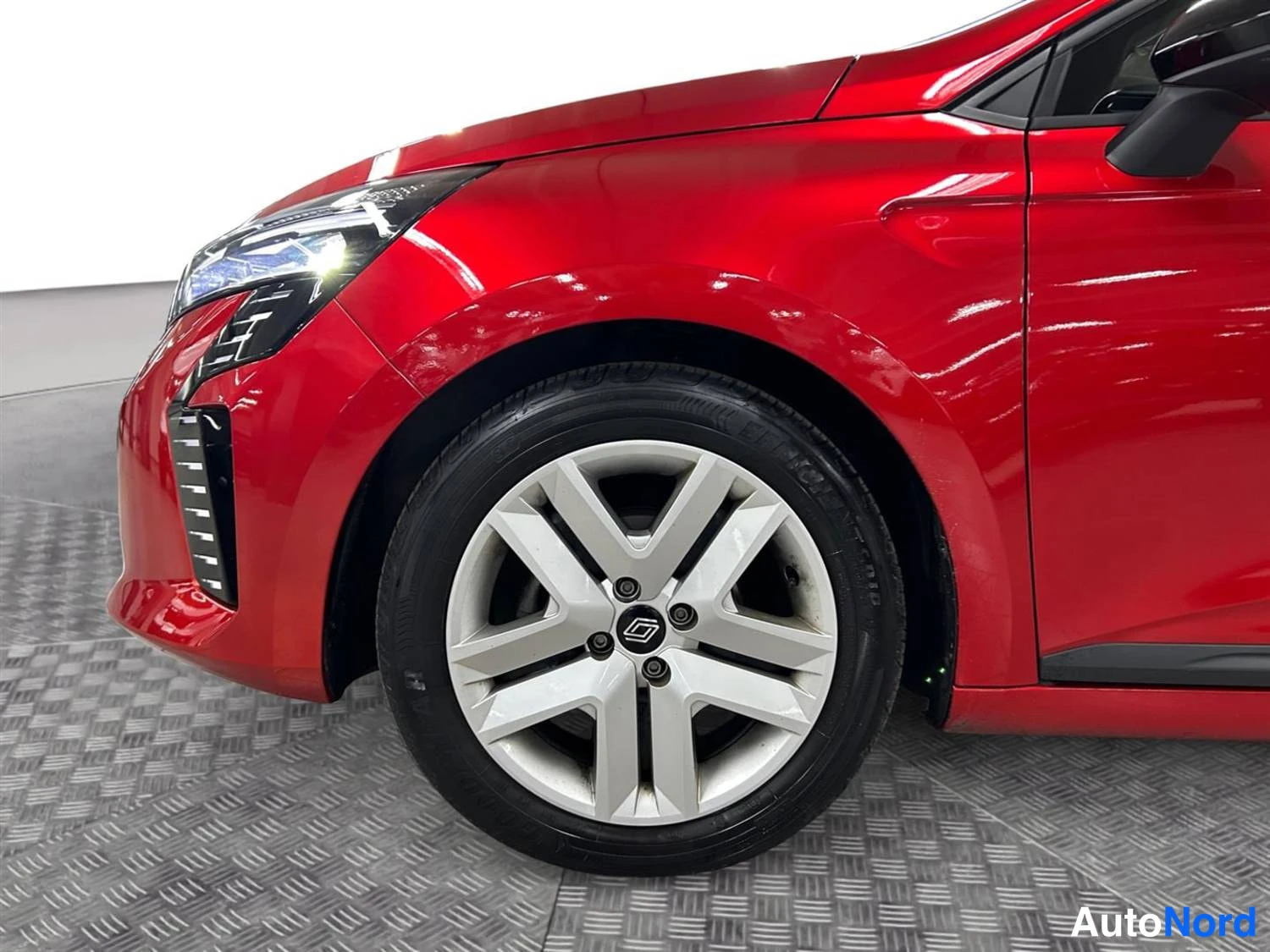 Punainen Renault Clio 2024, yksityiskohta, kuva 15