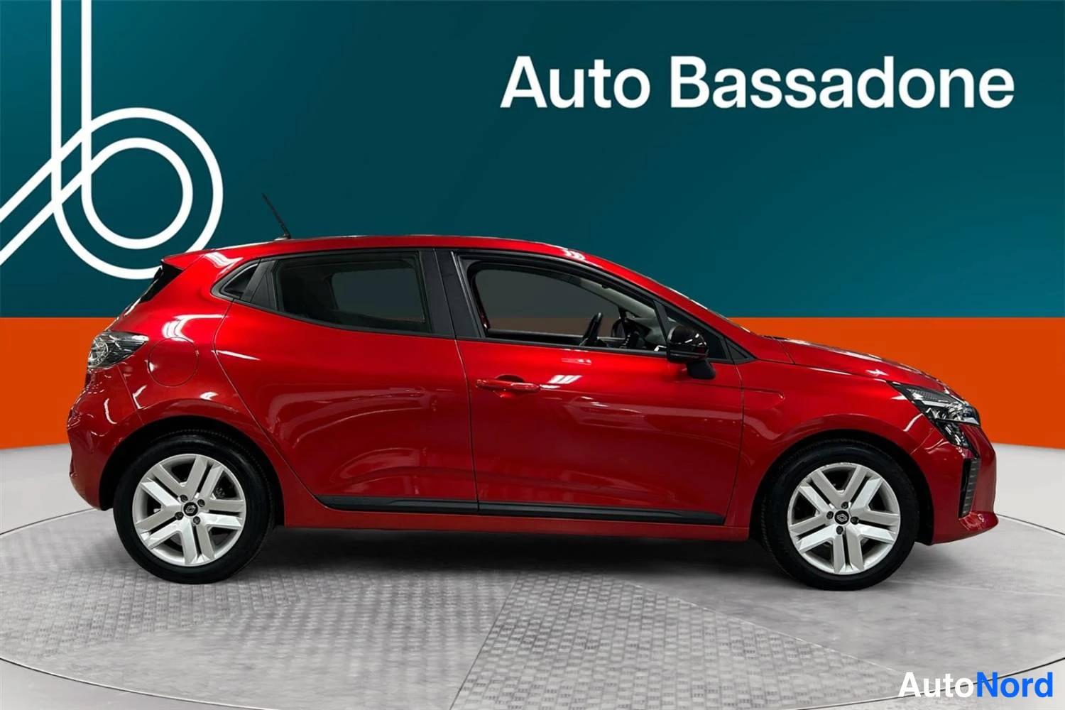 Punainen Renault Clio 2024, sivulta, kuva 5