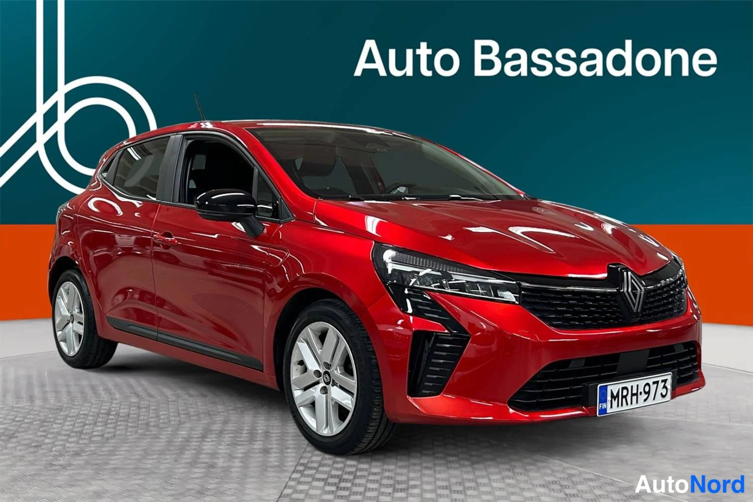 Punainen Renault Clio 2024, etuviisto, keula oikealle, kuva 2