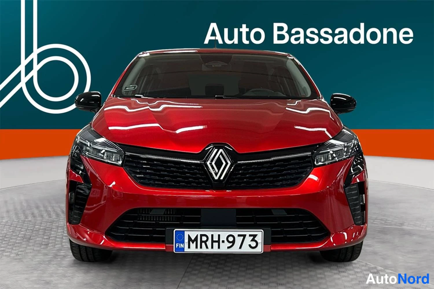 Punainen Renault Clio 2024, edestä, kuva 3