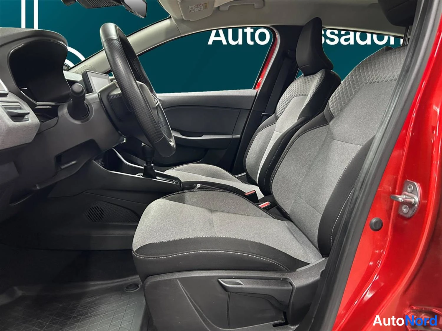 Punainen Renault Clio 2024, ohjaamo, kuva 10