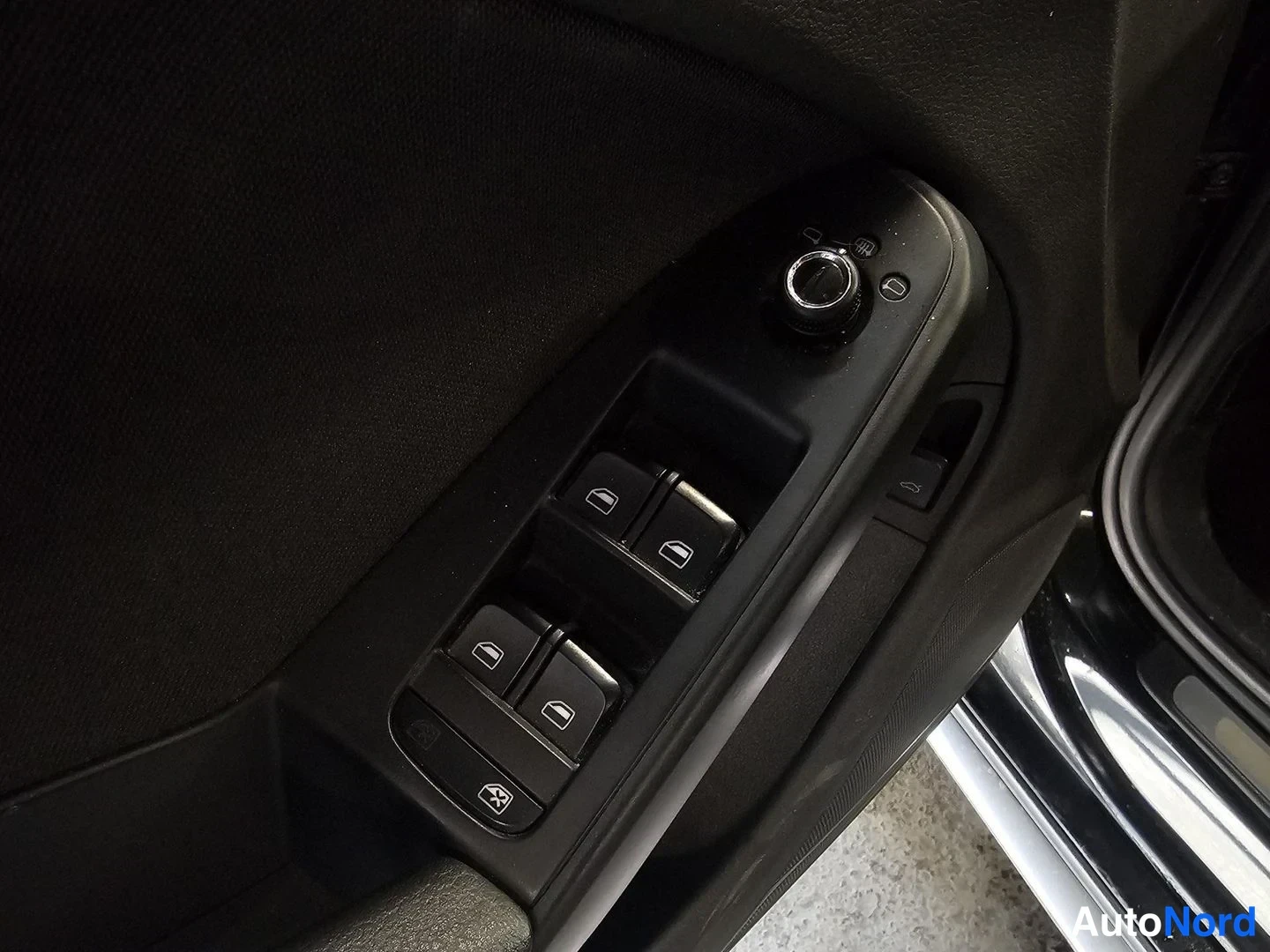 Musta Audi A4 allroad quattro 2011, yksityiskohta, kuva 17