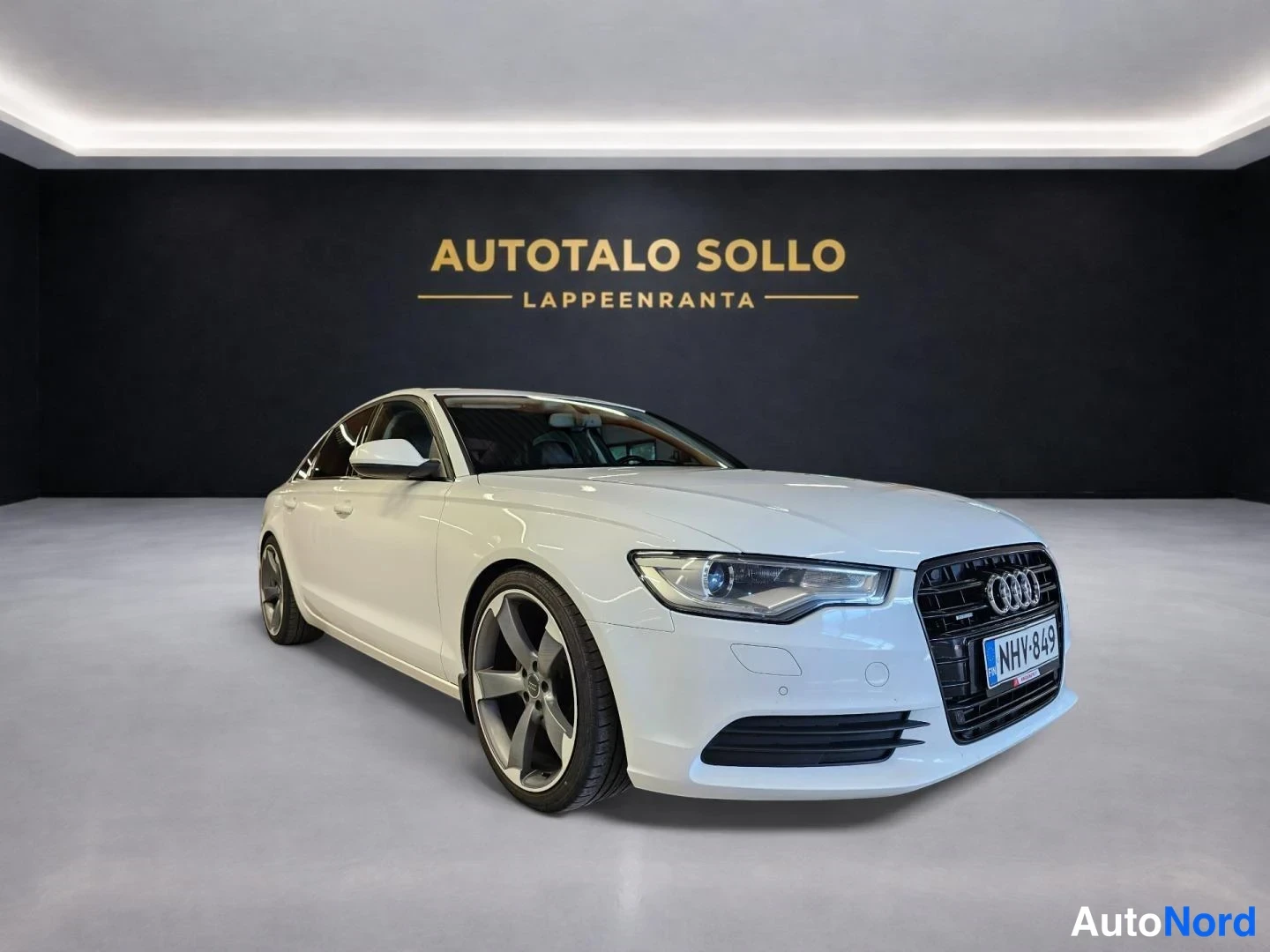 Valkoinen Audi A6 2011, etuviisto, keula oikealle, kuva 2