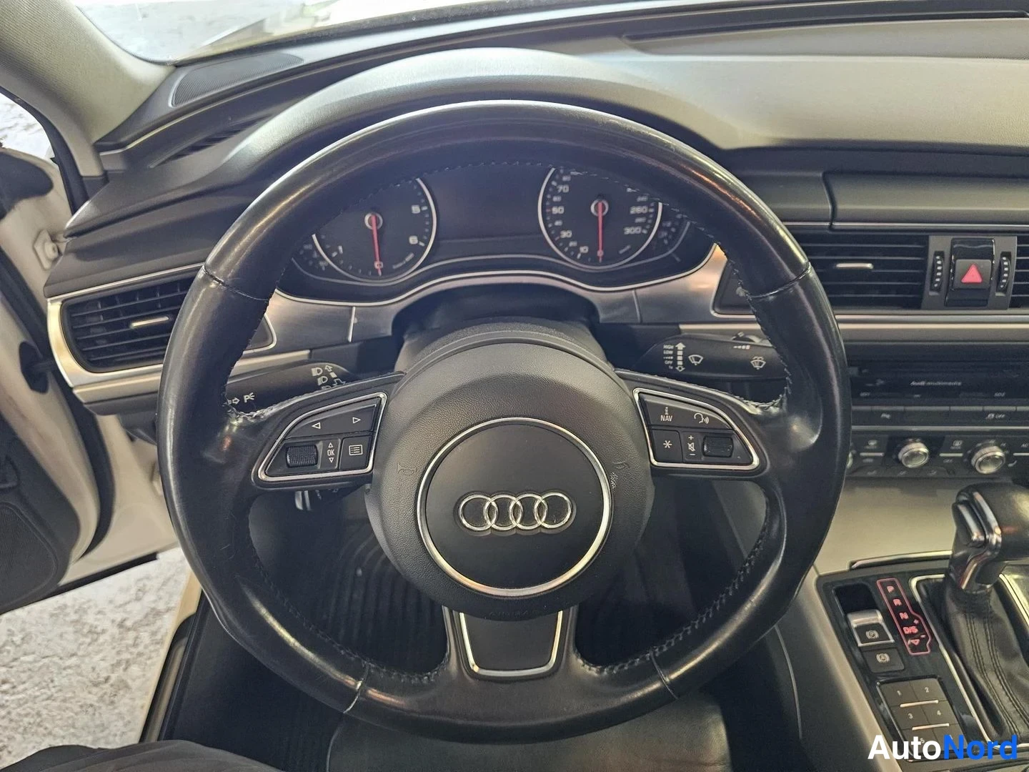 Valkoinen Audi A6 2011, ohjaamo, kuva 9