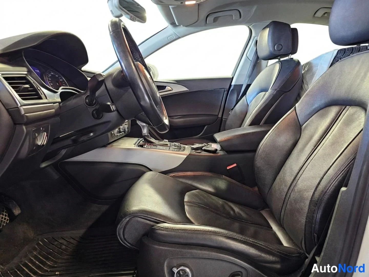 Valkoinen Audi A6 2011, etuistuimet, kuva 12