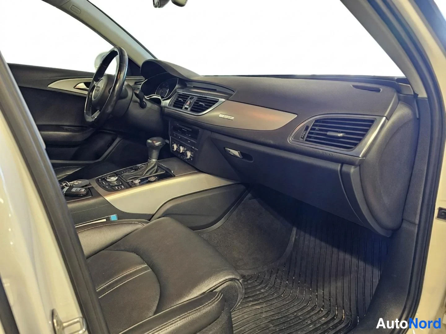 Valkoinen Audi A6 2011, ohjaamo, kuva 11