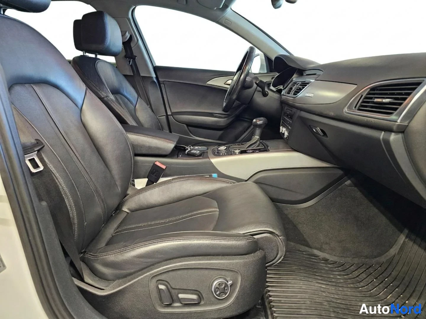 Valkoinen Audi A6 2011, etuistuimet, kuva 14