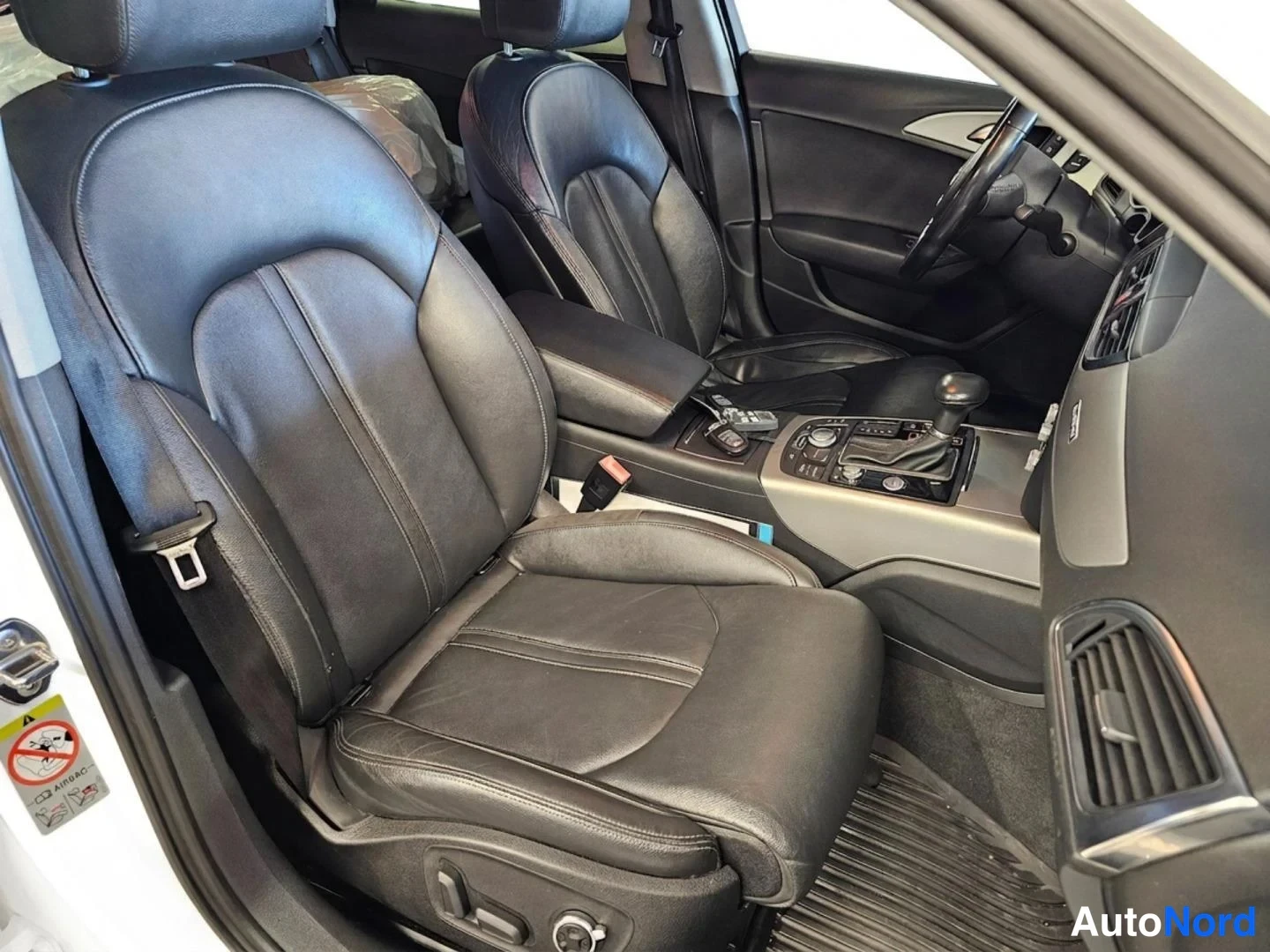 Valkoinen Audi A6 2011, etuistuimet, kuva 15