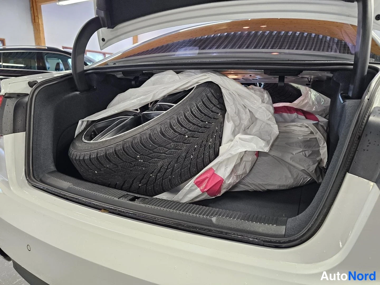 Valkoinen Audi A6 2011, takaa, kuva 7