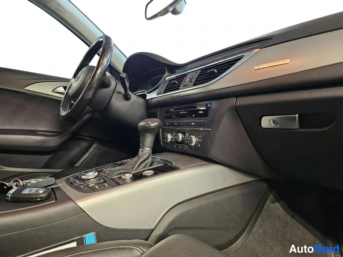 Valkoinen Audi A6 2011, ohjaamo, kuva 8