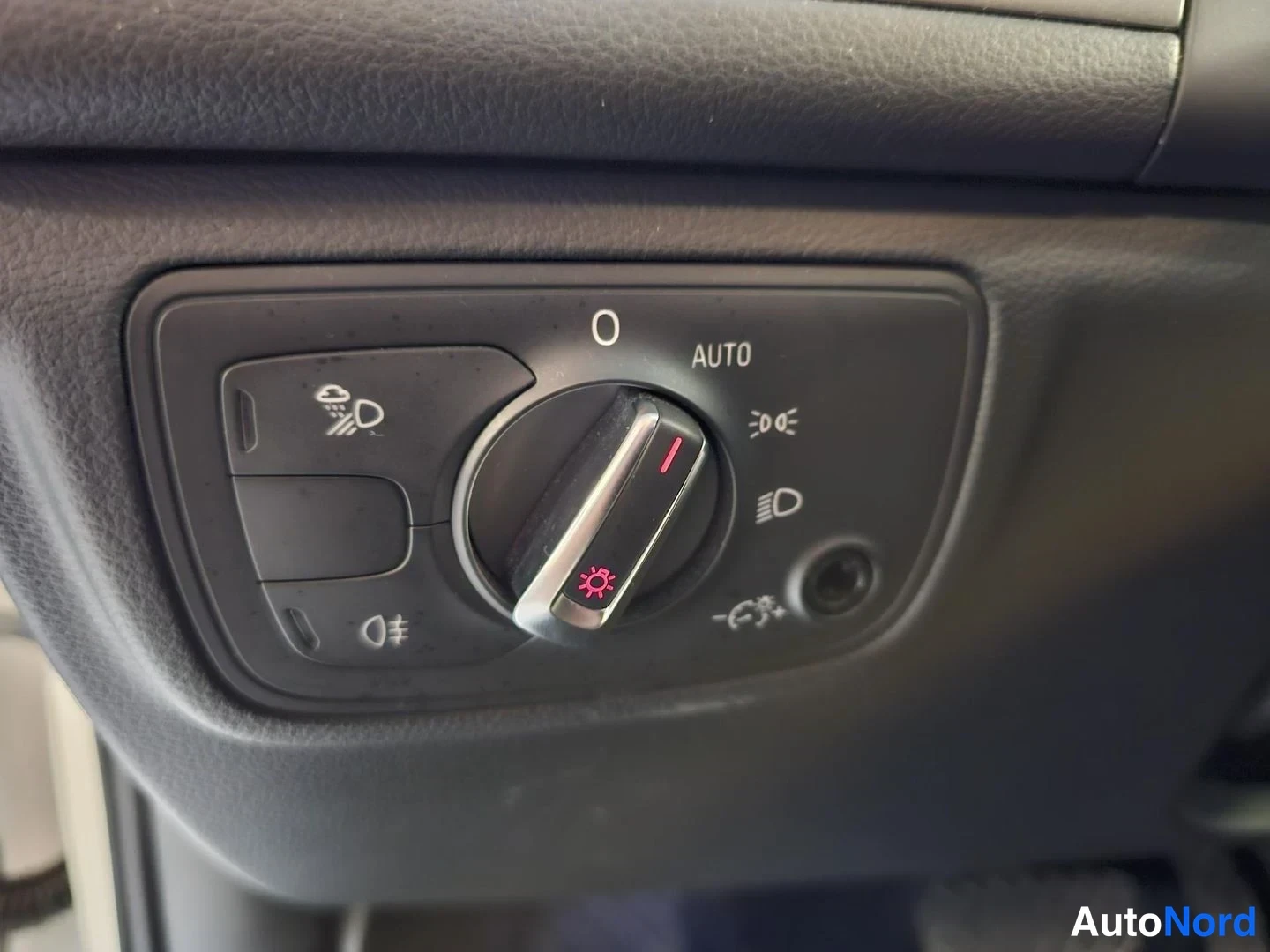 Valkoinen Audi A6 2011, yksityiskohta, kuva 19