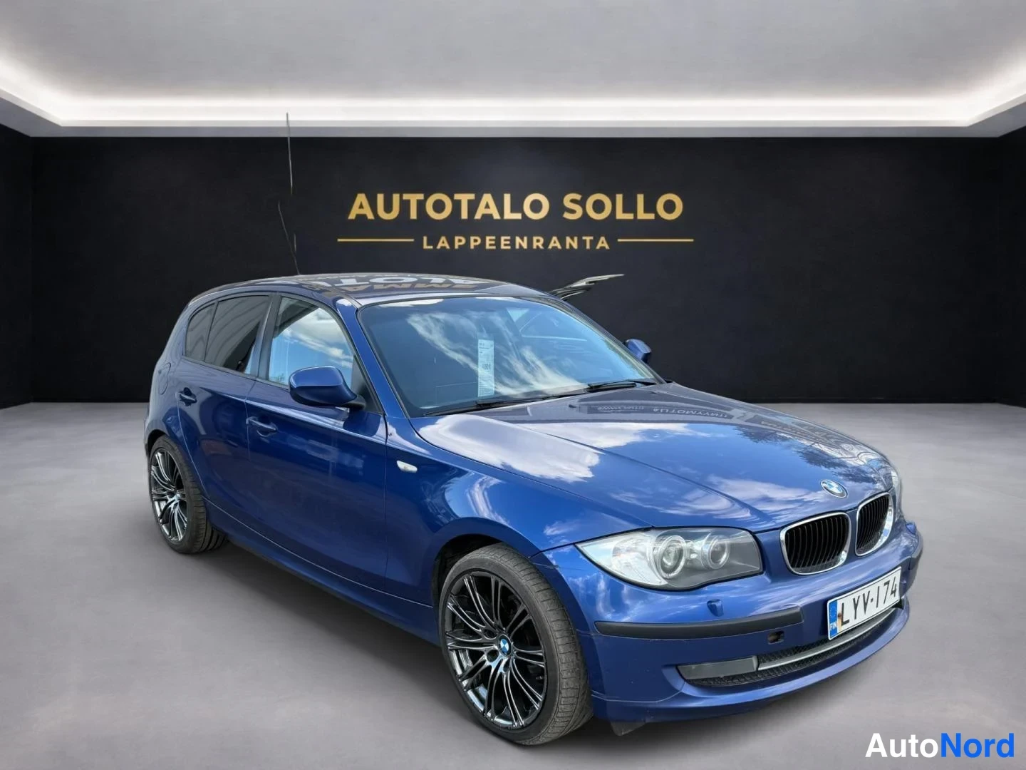 Sininen BMW 116d 2010, etuviisto, keula oikealle, kuva 2