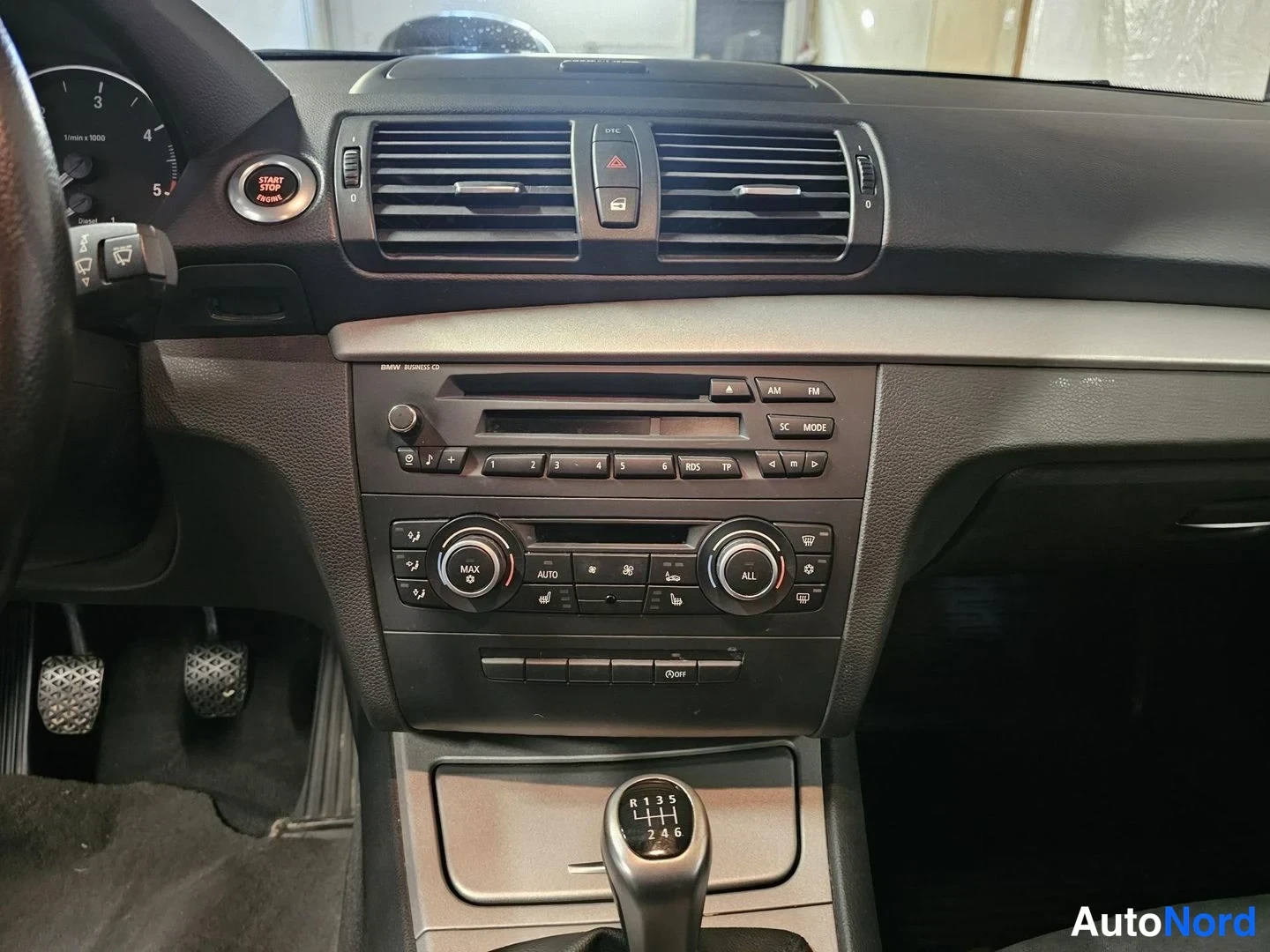 Sininen BMW 116d 2010, ohjaamo, kuva 5