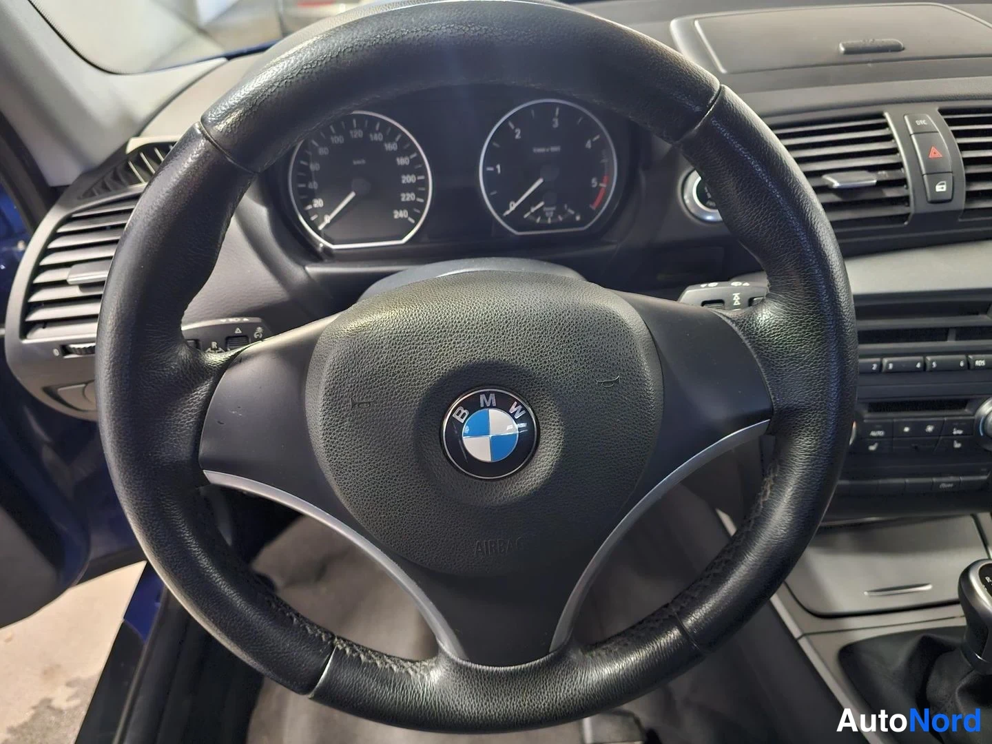 Sininen BMW 116d 2010, yksityiskohta, kuva 21
