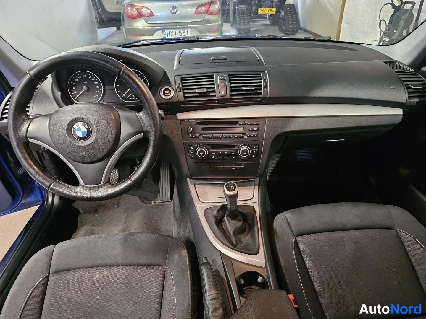 Sininen BMW 116d 2010, ohjaamo, kuva 8