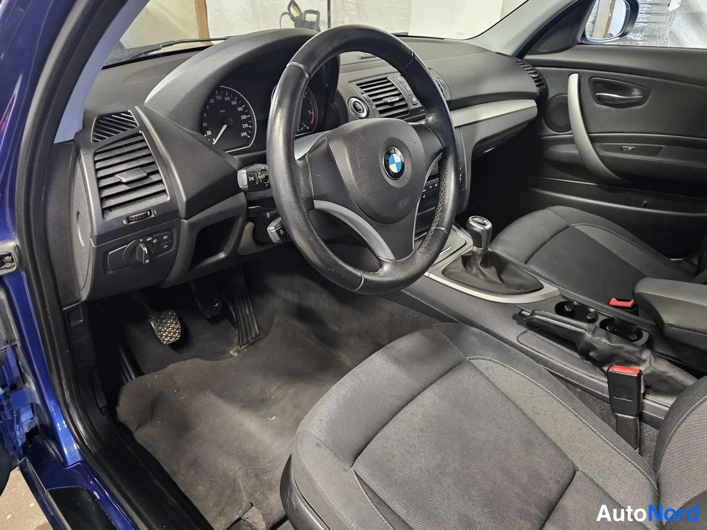 Sininen BMW 116d 2010, ohjaamo, kuva 6