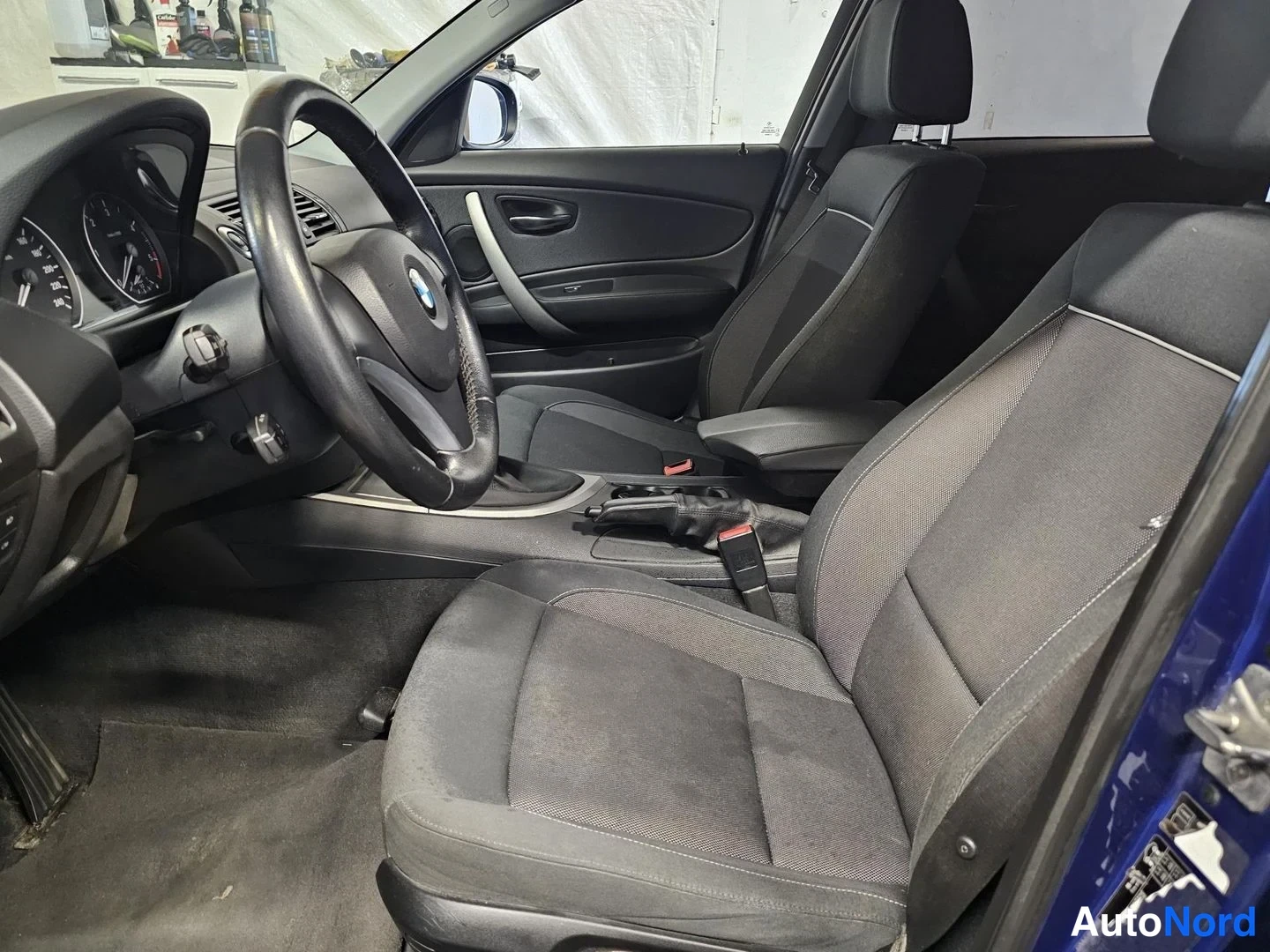 Sininen BMW 116d 2010, etuistuimet, kuva 9