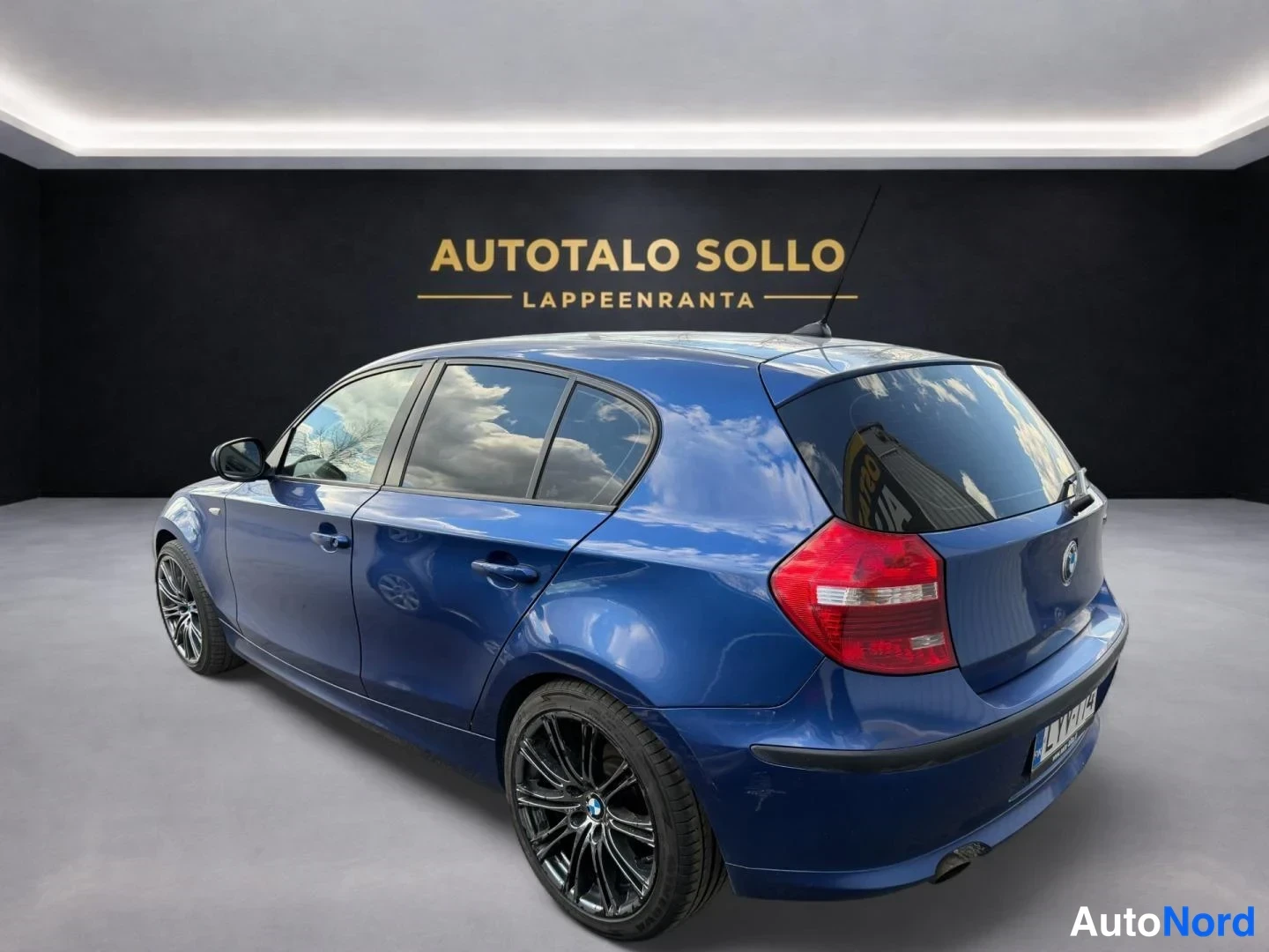 Sininen BMW 116d 2010, takaviisto, kuva 3