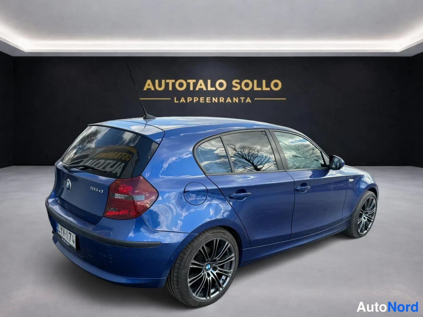 Sininen BMW 116d 2010, takaviisto, kuva 4