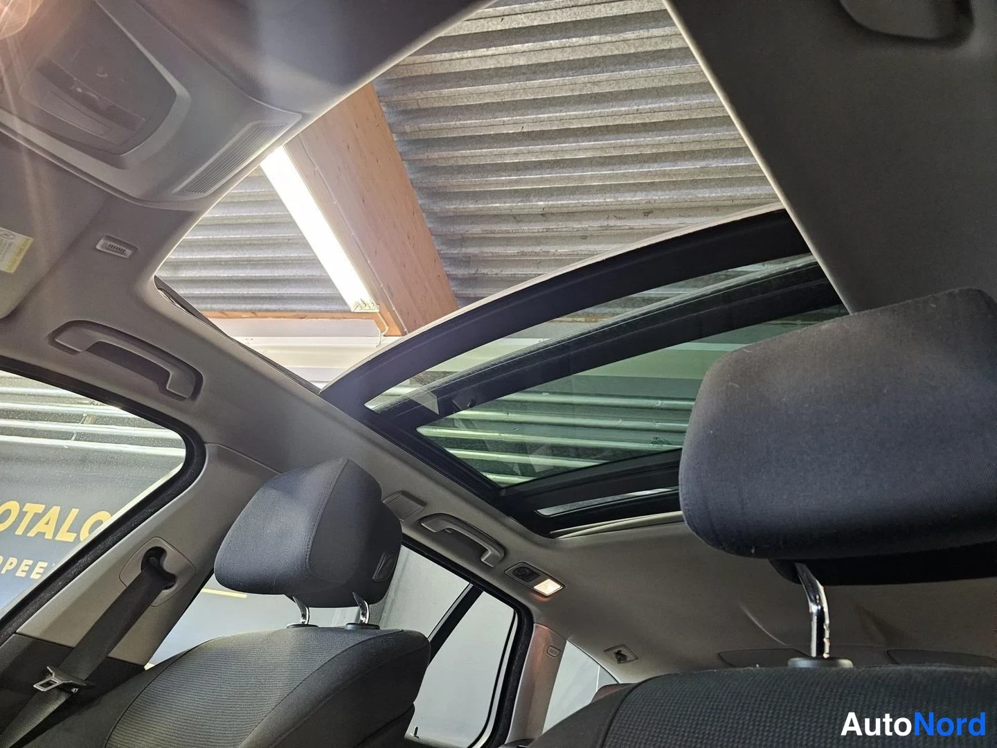 Beige BMW 520d 2012, ohjaamo, kuva 6
