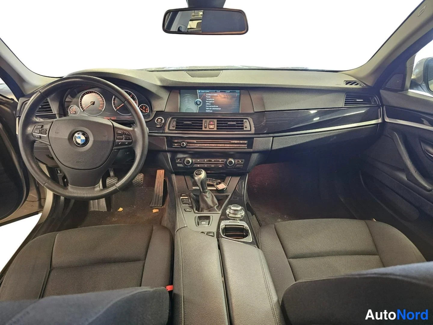 Beige BMW 520d 2012, ohjaamo, kuva 7