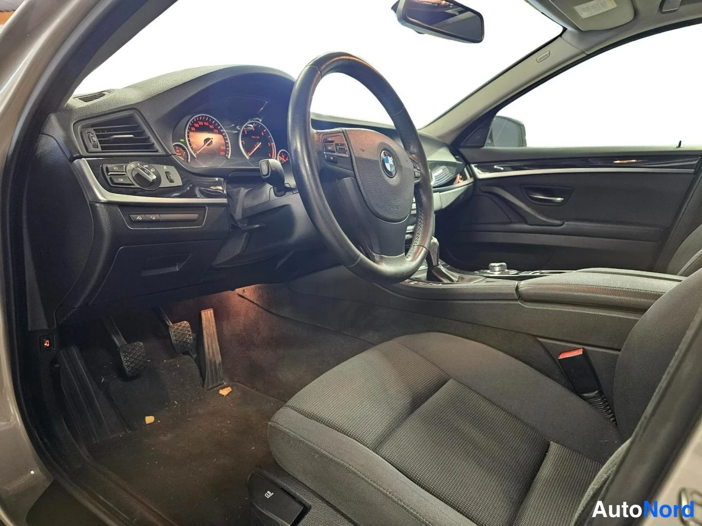 Beige BMW 520d 2012, ohjaamo, kuva 10