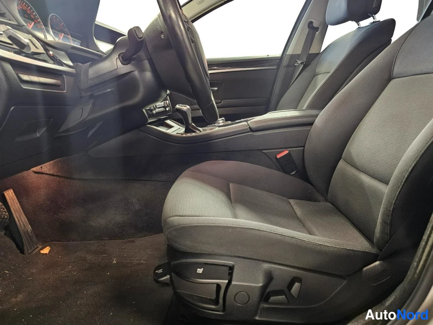 Beige BMW 520d 2012, etuistuimet, kuva 13