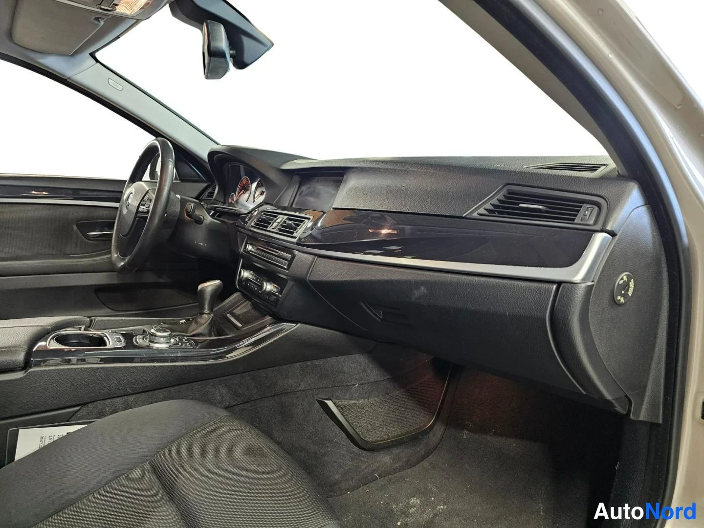 Beige BMW 520d 2012, ohjaamo, kuva 9