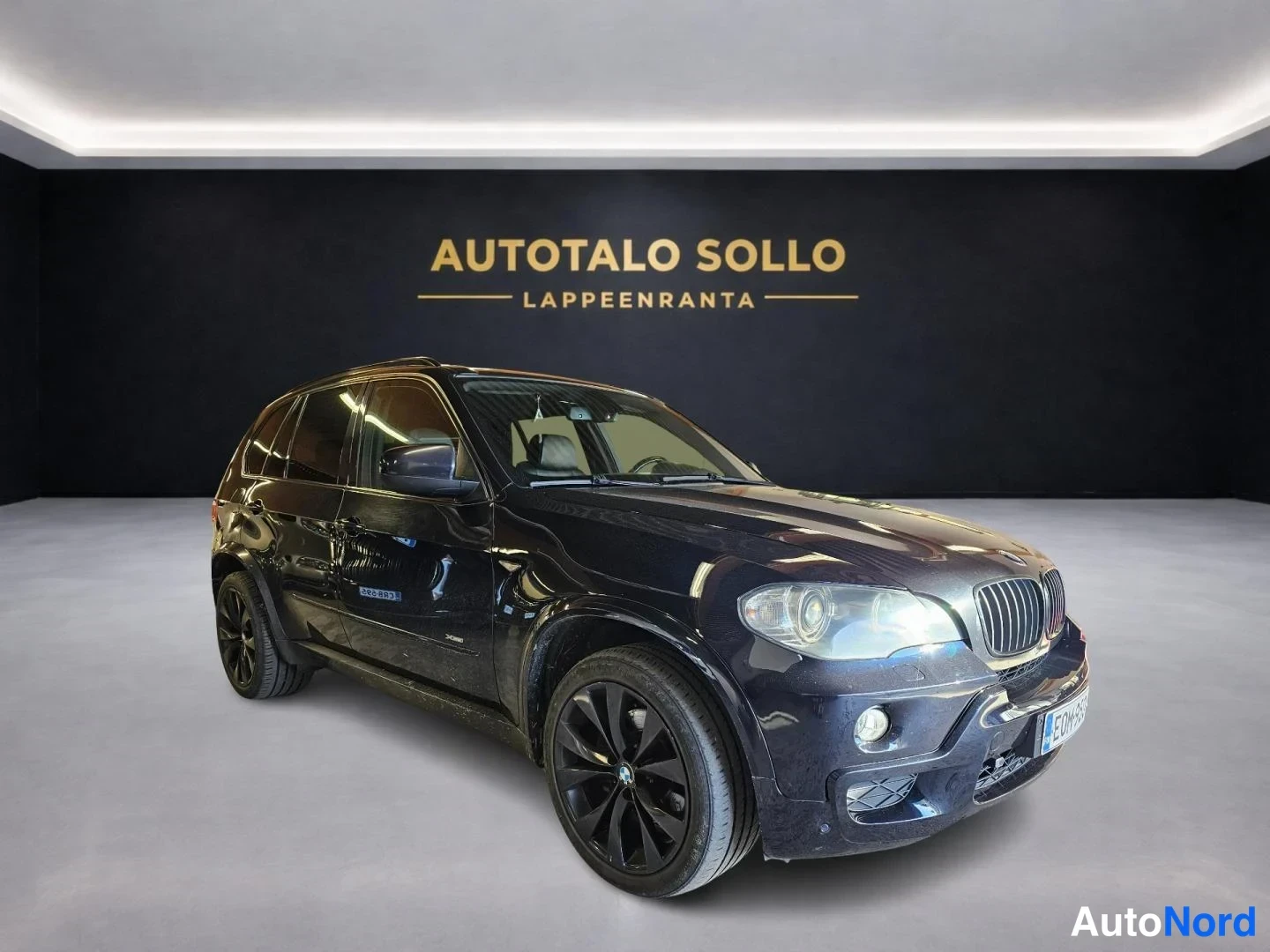 Musta BMW X5 xDrive35d 2010, etuviisto, keula oikealle, kuva 2