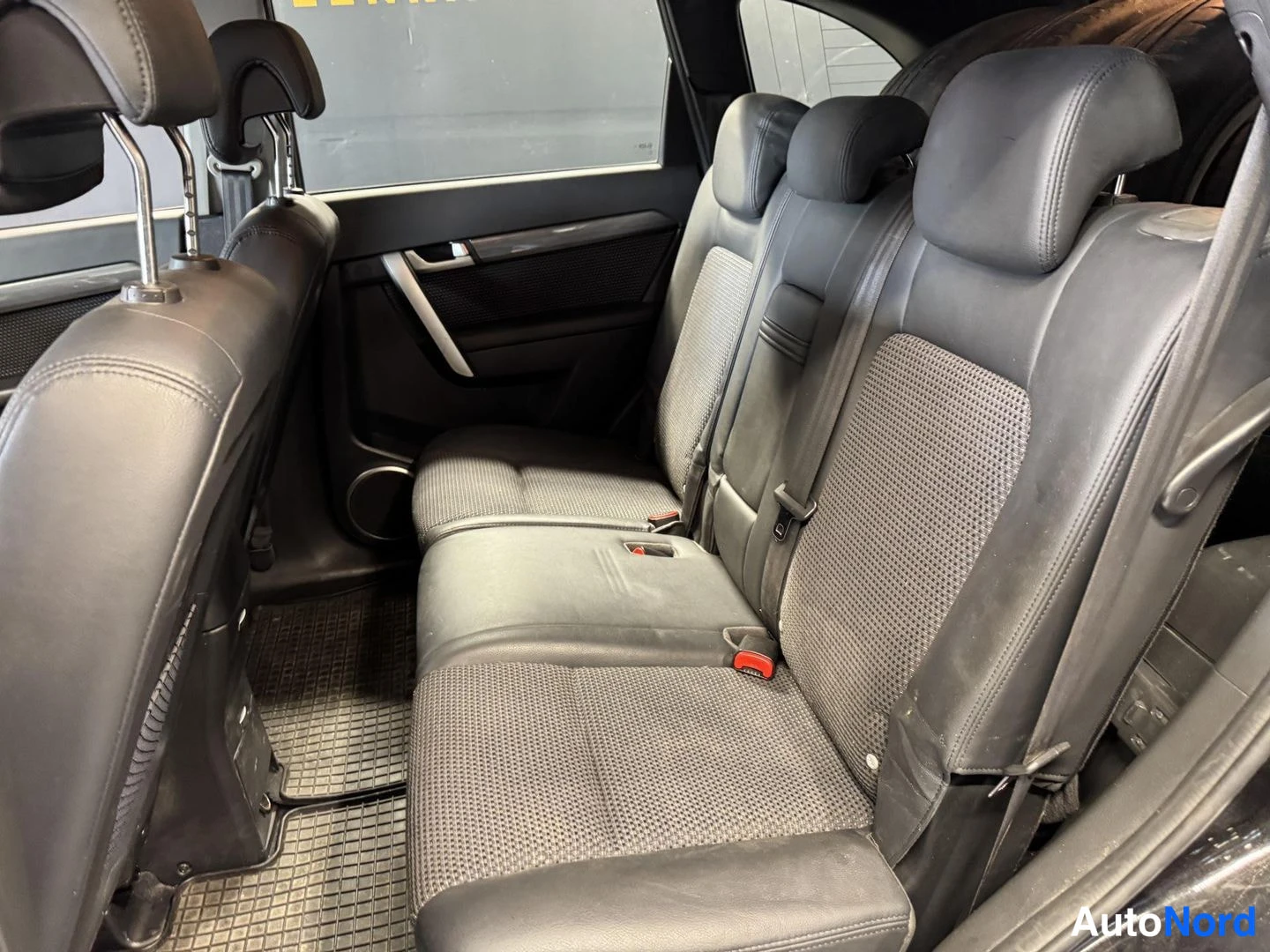 Musta Chevrolet Captiva 2010, takaistuimet, kuva 10