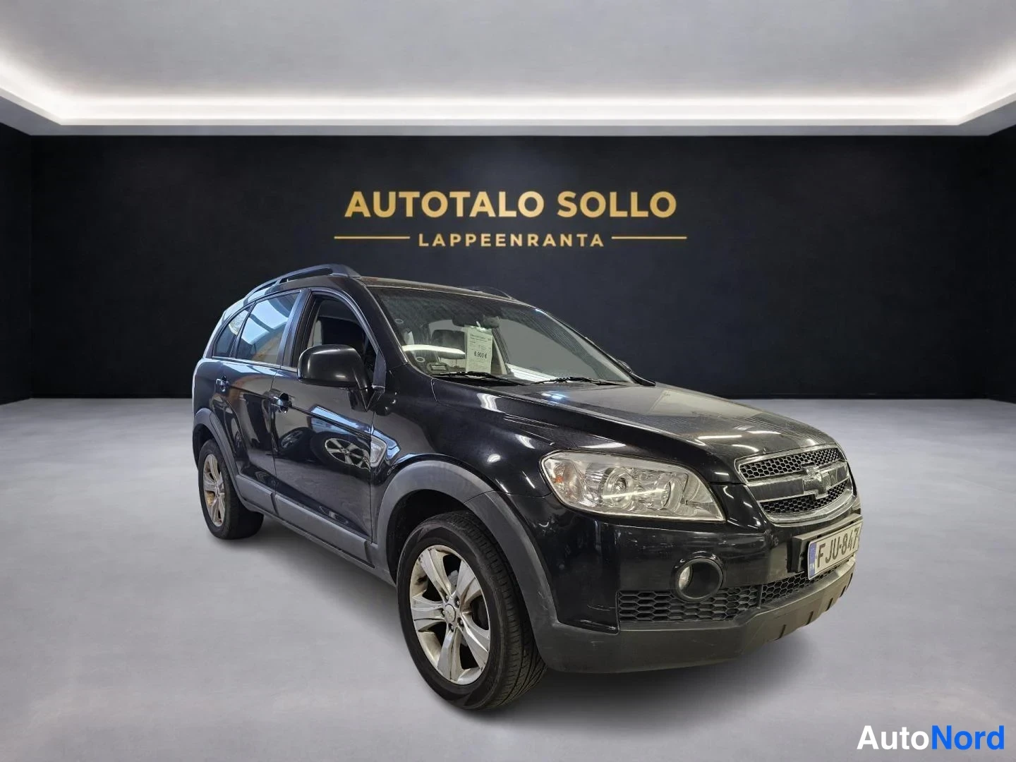 Musta Chevrolet Captiva 2010, etuviisto, keula oikealle, kuva 2