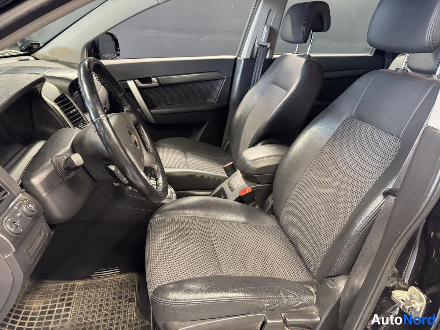 Musta Chevrolet Captiva 2010, etuistuimet, kuva 9