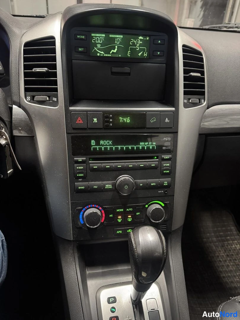 Musta Chevrolet Captiva 2010, ohjaamo, kuva 7