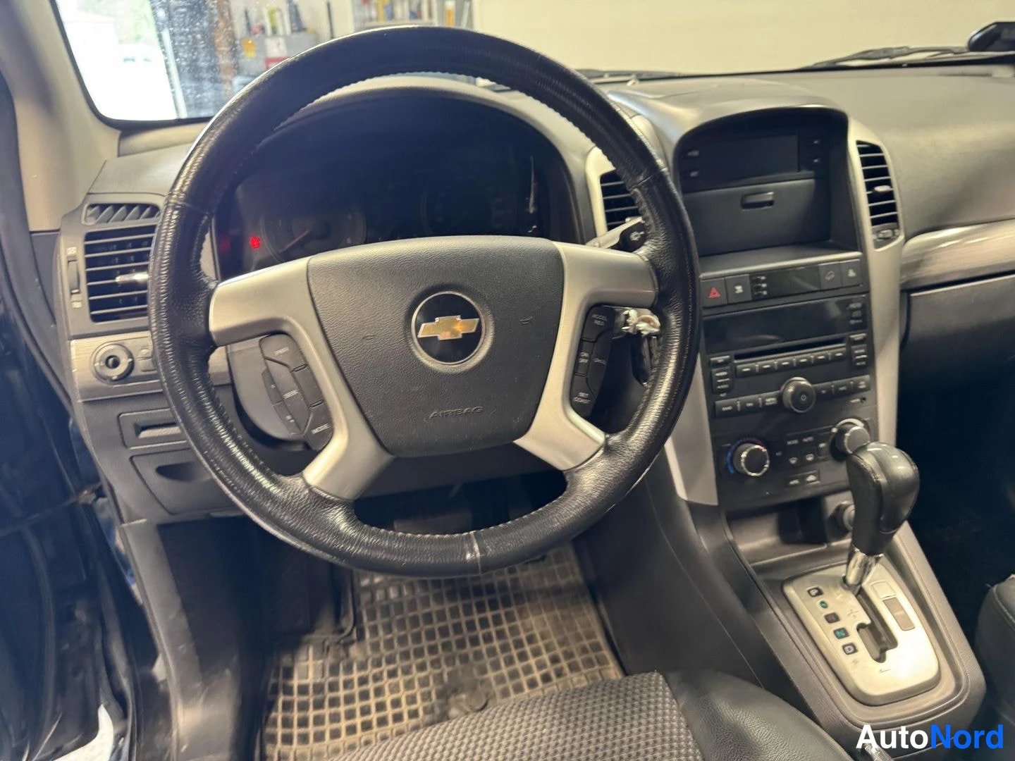Musta Chevrolet Captiva 2010, ohjaamo, kuva 8