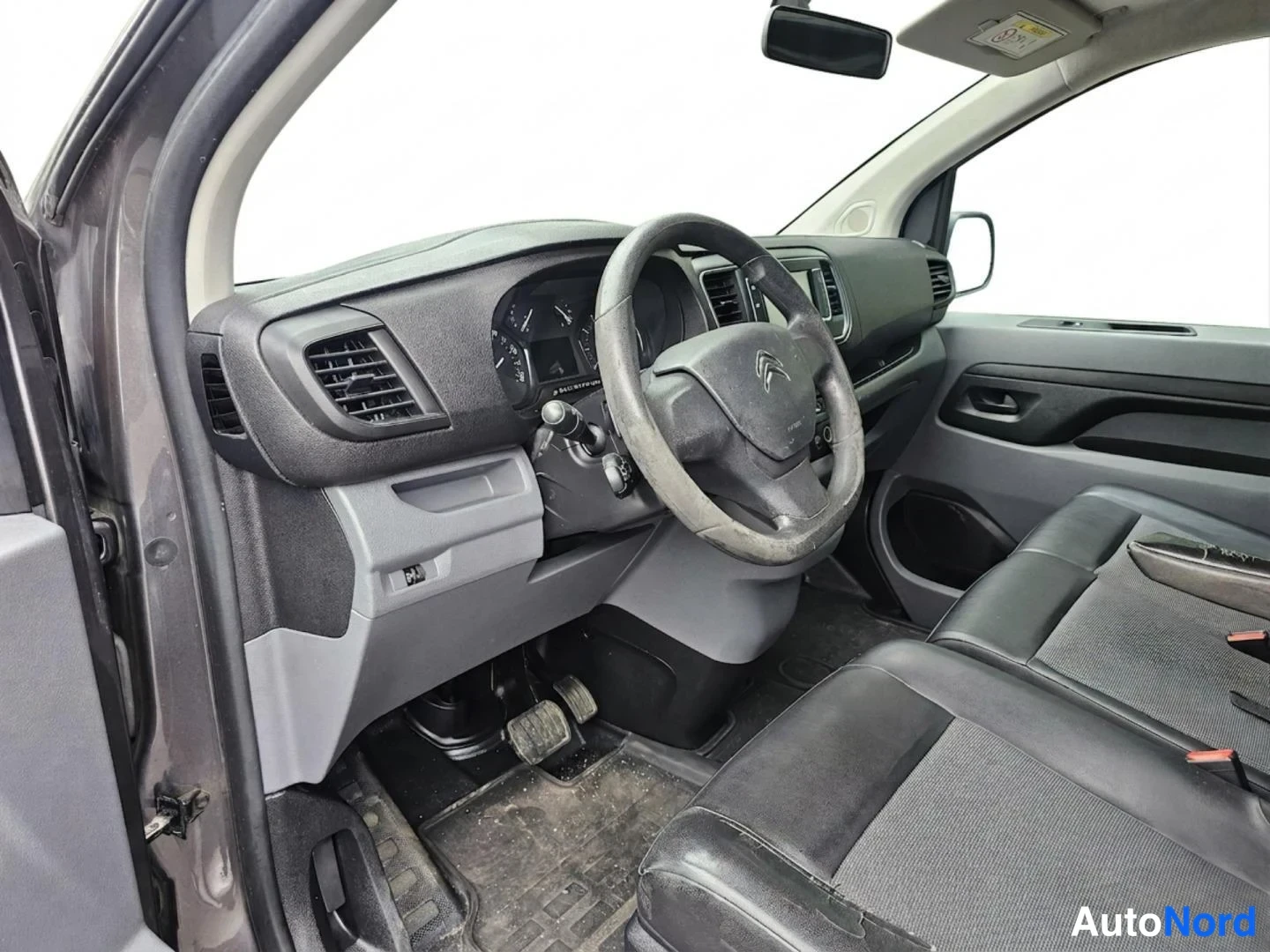 Harmaa Citroen Jumpy 2017, ohjaamo, kuva 8