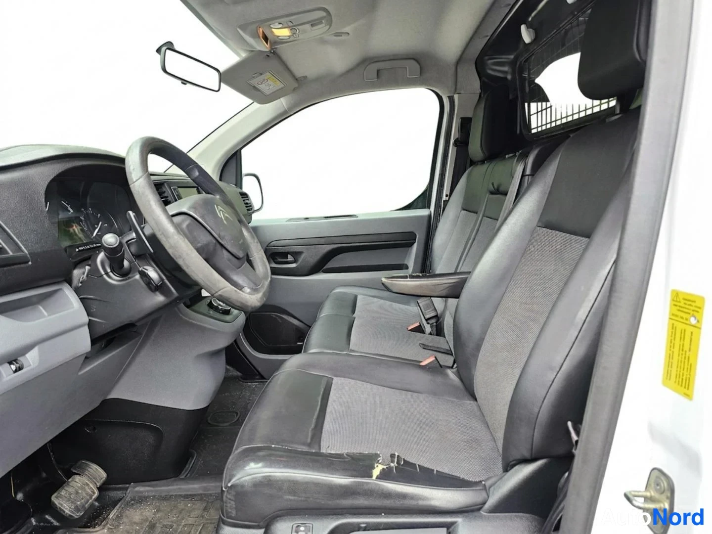 Harmaa Citroen Jumpy 2017, etuistuimet, kuva 10