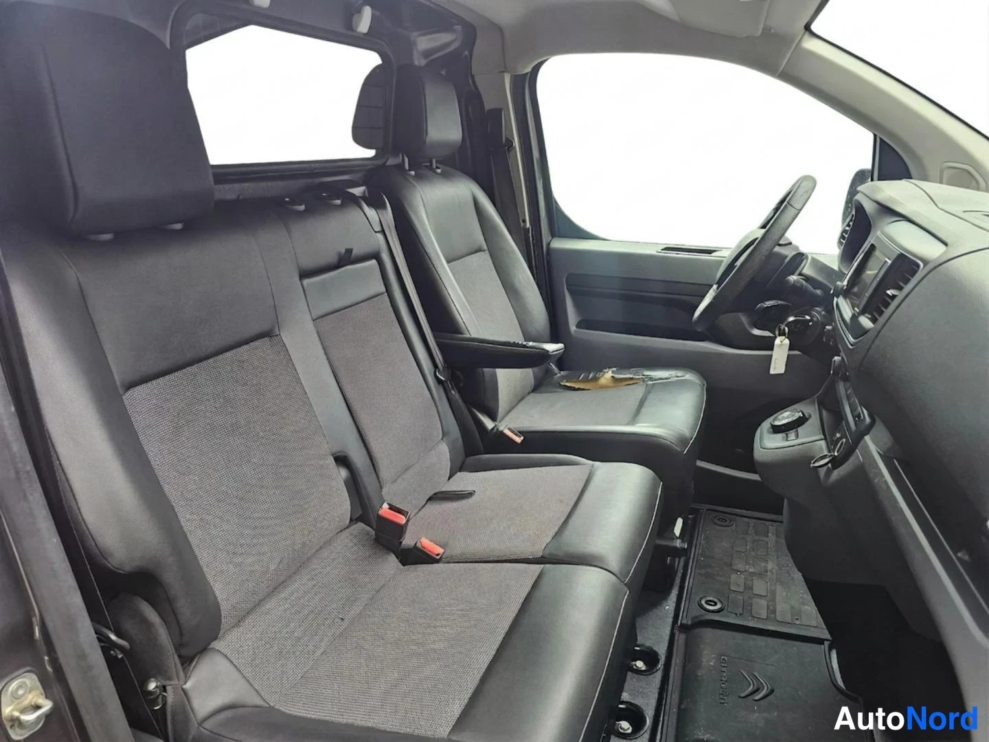 Harmaa Citroen Jumpy 2017, etuistuimet, kuva 13
