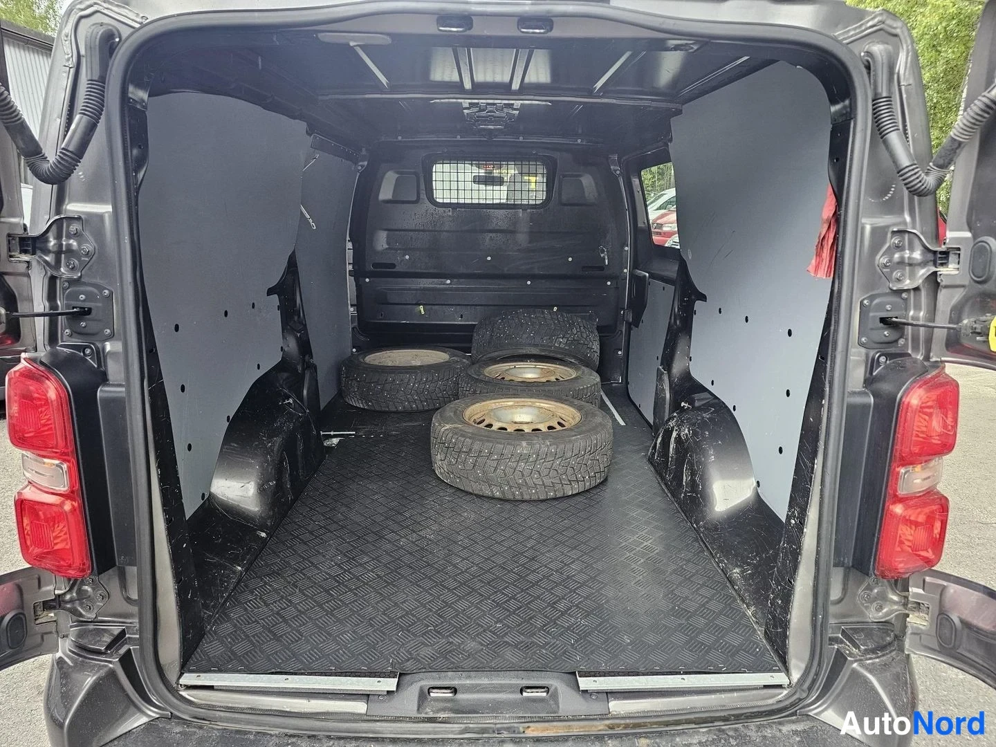 Harmaa Citroen Jumpy 2017, tavaratila, kuva 15