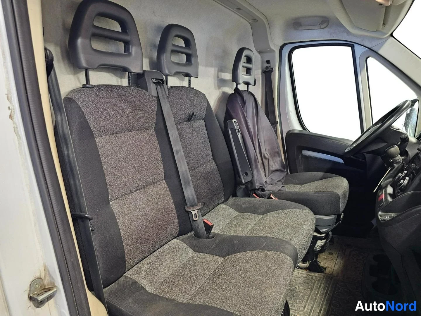 Valkoinen Fiat Ducato 2021, etuistuimet, kuva 8