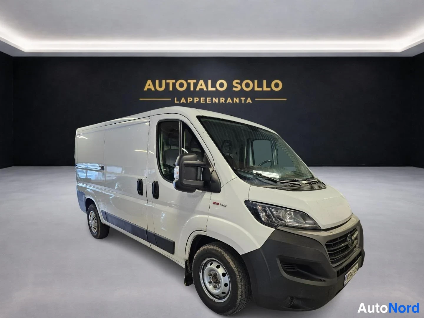 Valkoinen Fiat Ducato 2021, etuviisto, keula oikealle, kuva 2