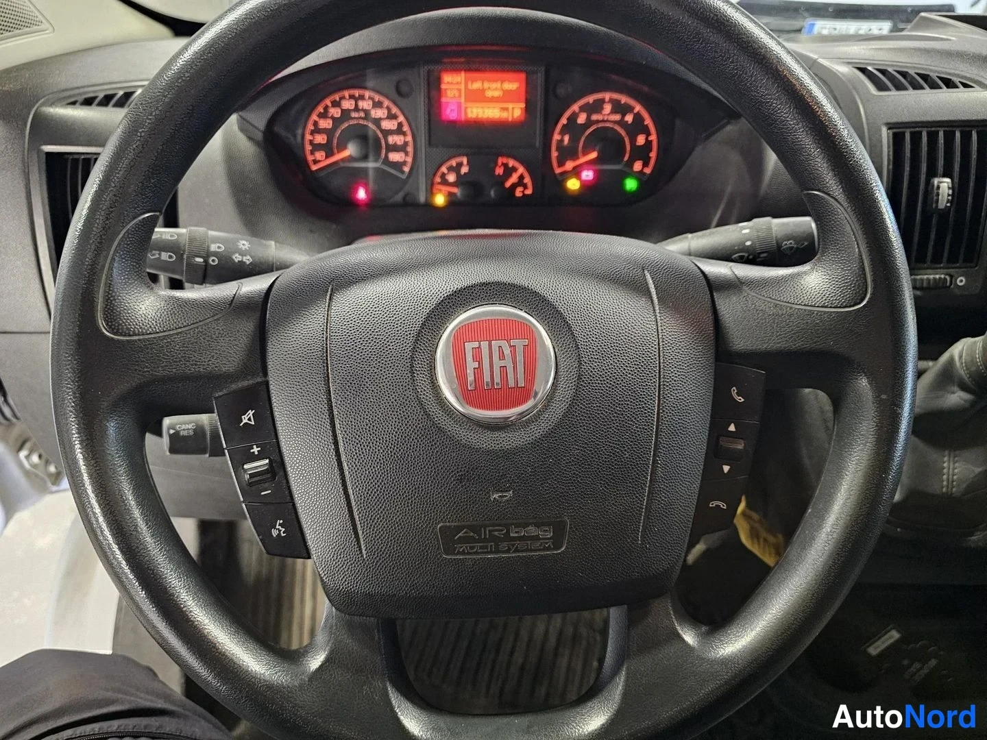Valkoinen Fiat Ducato 2021, yksityiskohta, kuva 10