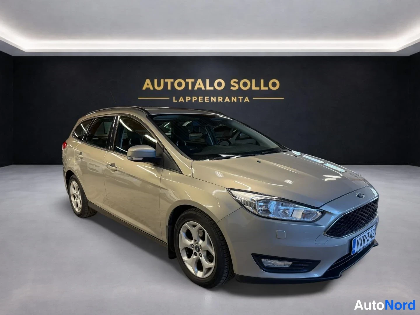 Harmaa Ford Focus 2015, etuviisto, keula oikealle, kuva 2