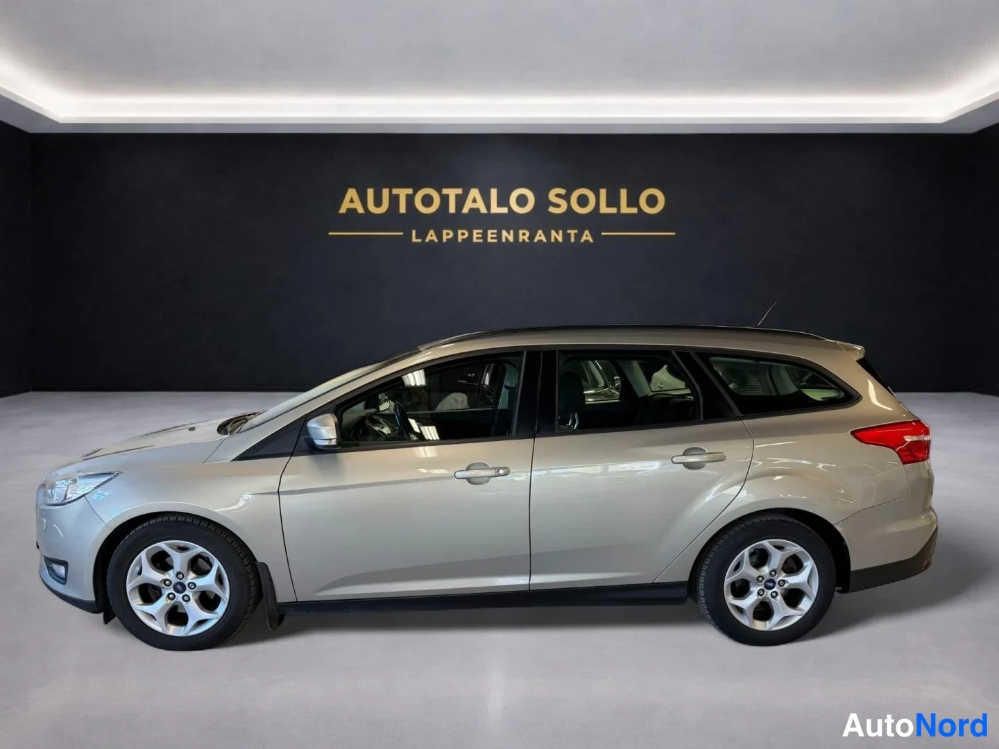Harmaa Ford Focus 2015, takaviisto, kuva 6